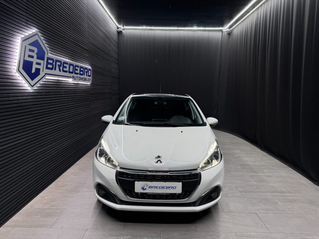 Peugeot 208 PureTech 82 Signature Sky